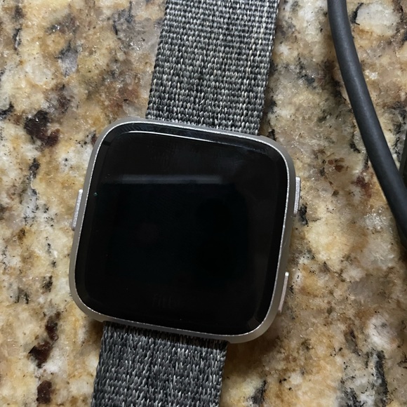 Fitbit Versa - Picture 2 of 5